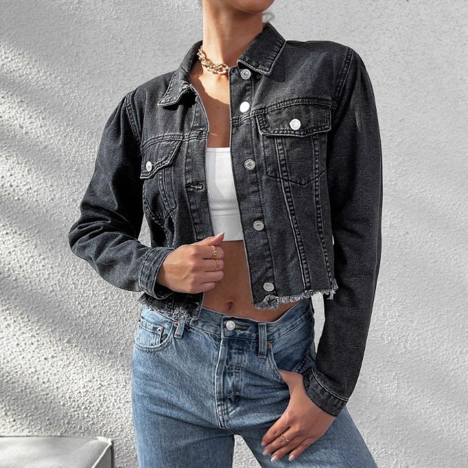 Damen Kurz geschnittene taillierte Jeansjacke mit rohem Fransen-Saum und Pattentaschen Echo Archiv