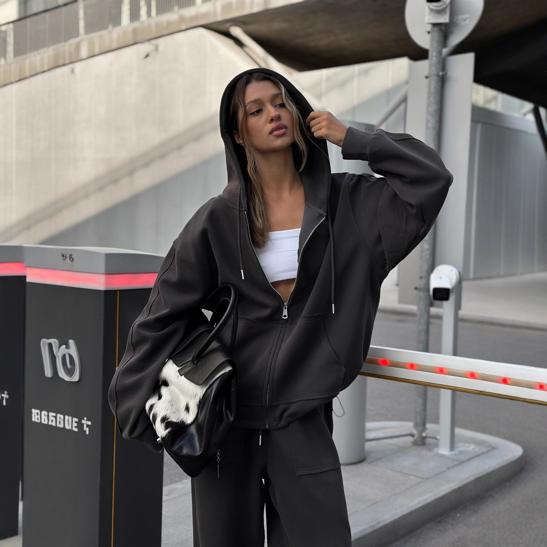 Damen oversized Kapuzenjacke mit Reißverschluss und Kängurutasche – Auréline