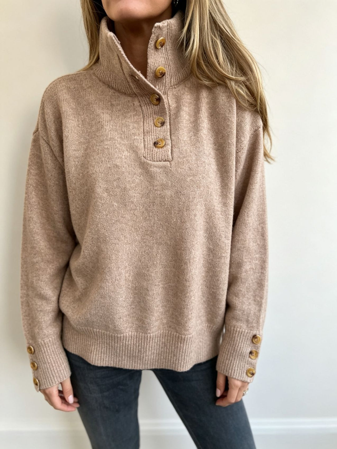 Damen Strickpullover mit hohem Knopfkragen, dekorativer Frontleiste und Zierknöpfen – Mavelle