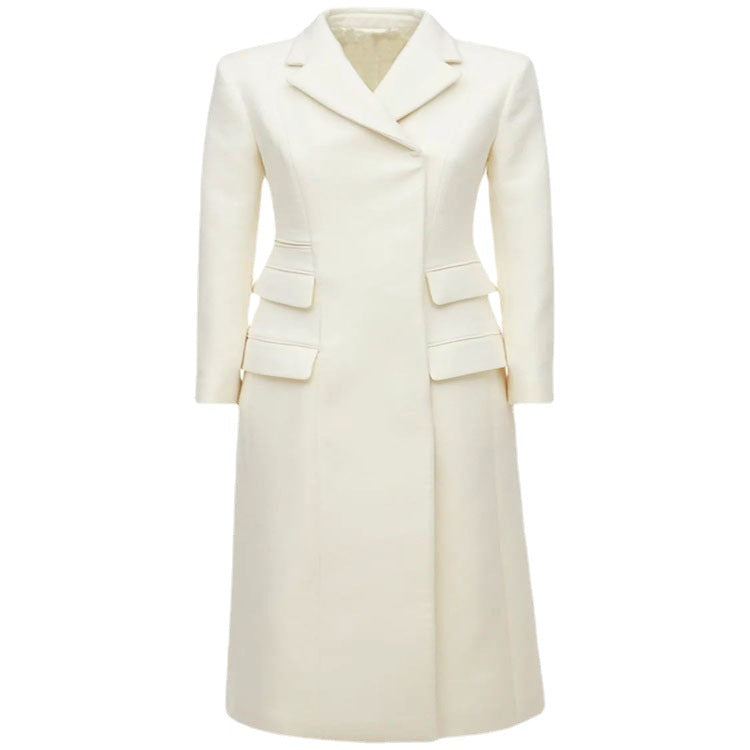 Damen Langmantel im minimalistischen Blazer‑Stil mit verdeckter Knopfleiste und dreifacher Pattentasche Echoarchiv