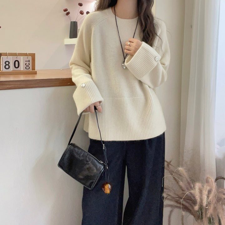 Damen Oversize‑Feinstrickpullover mit breitem Rippbund, extraweiten Ärmelabschlüssen und Zierknopf Echoarchiv