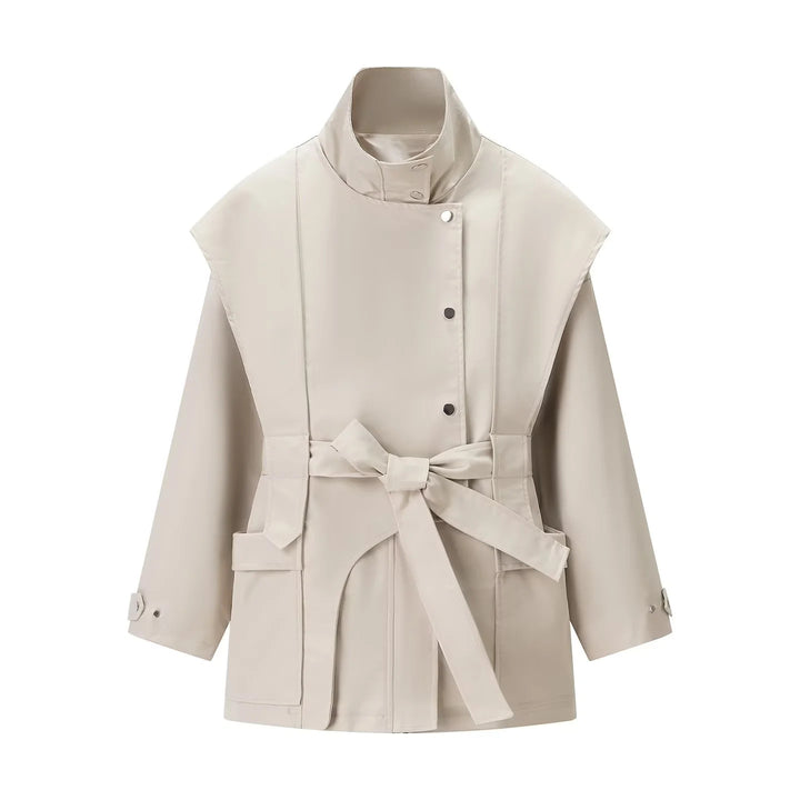 Damen kurzer Trenchcoat mit Cape‑Schulter, hohem Stehkragen und Bindegürtel – Montévia