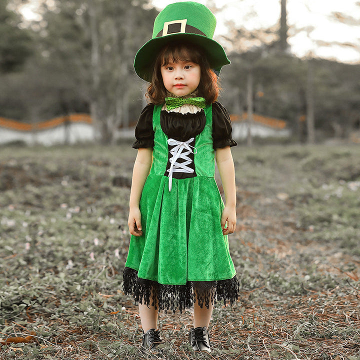 Mädchen Kostüm als irische Leprechaun mit voluminösem Rock und hohem Hut Echo Archiv