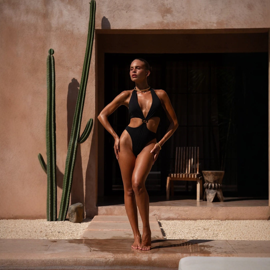 Damen Eleganter Einteiler mit sportlichem Cut-Out und verstellbarem Halter Echo Archiv