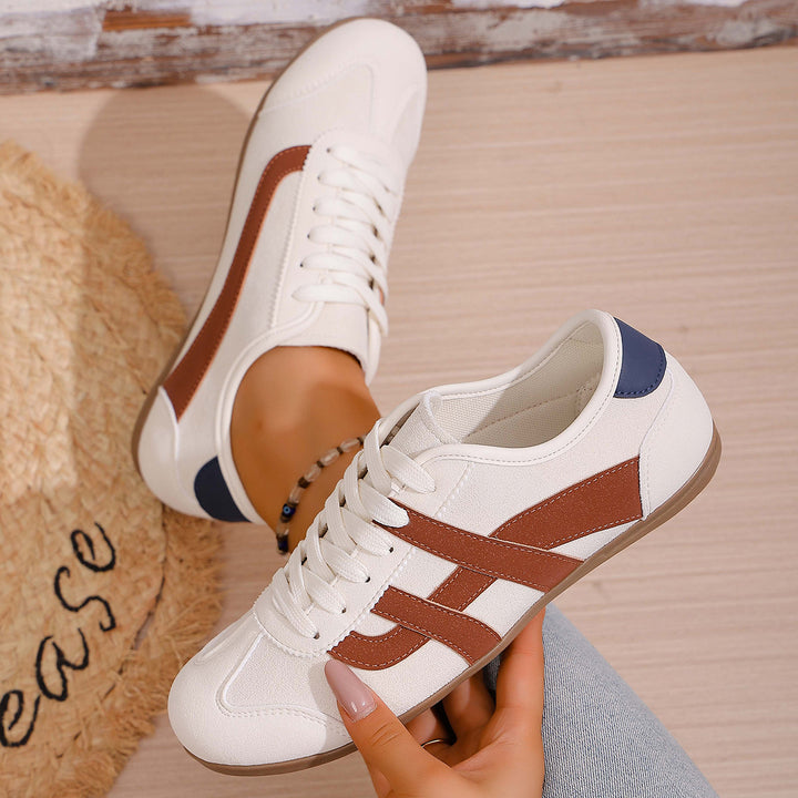 Damen Retro-Runner Slim Sneaker mit flacher Gummisohle und Zierstreifen – Névara