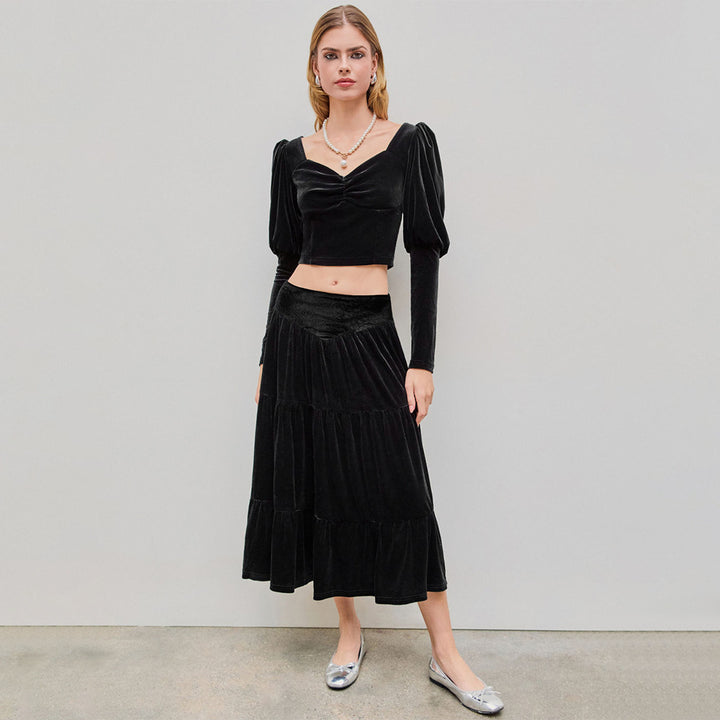 Damen Samtiges zweiteiliges Set mit gerafftem Bustier-Crop und stufigem Midirock – Élanora