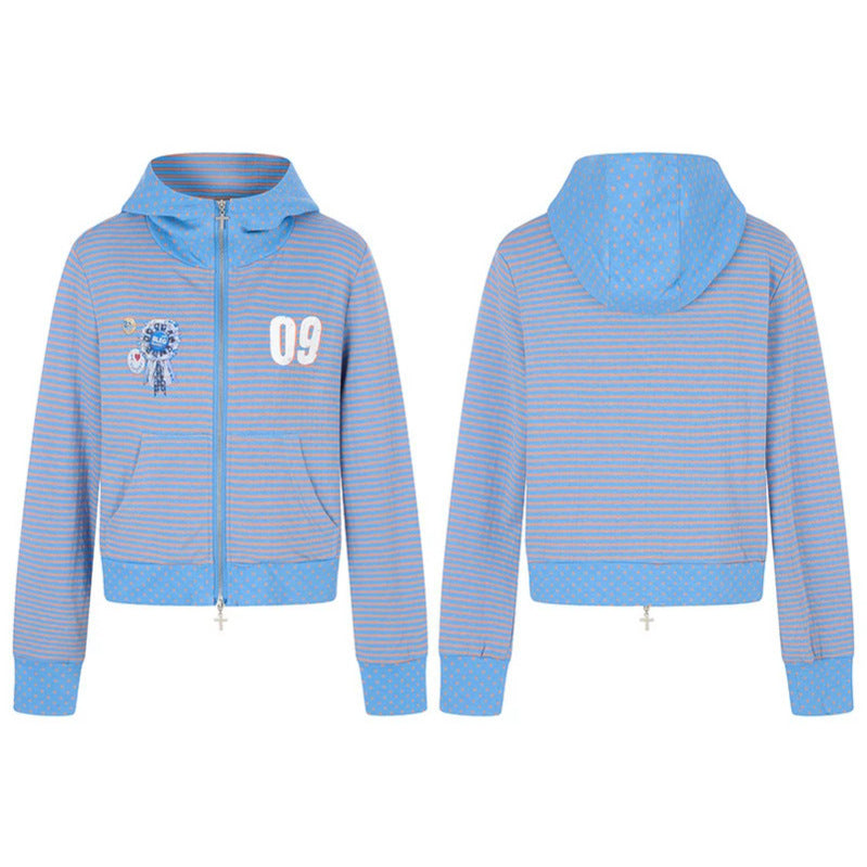 Damen Kurze Kapuzen‑Sweatjacke im Streifenmix mit durchgehendem Reißverschluss und Plaketten‑Applikation Echoarchiv