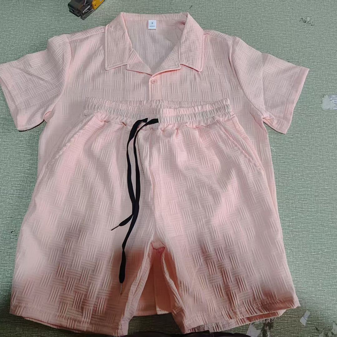 Herren modisches Sommer-Outfit mit strukturiertem Design und kurzen Ärmeln Echoarchiv