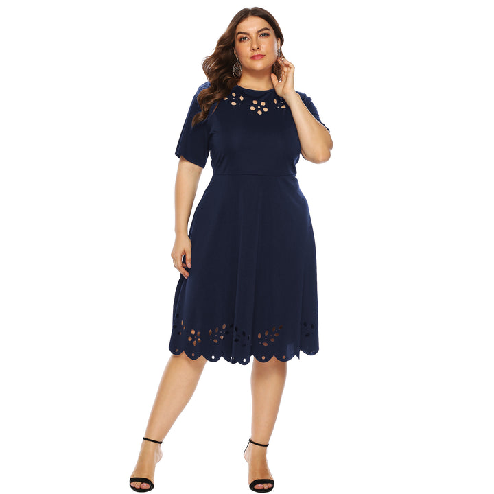 Damen elegantes Kleid mit durchbrochenem Kragen und wellenförmigem Saum Echo Archiv