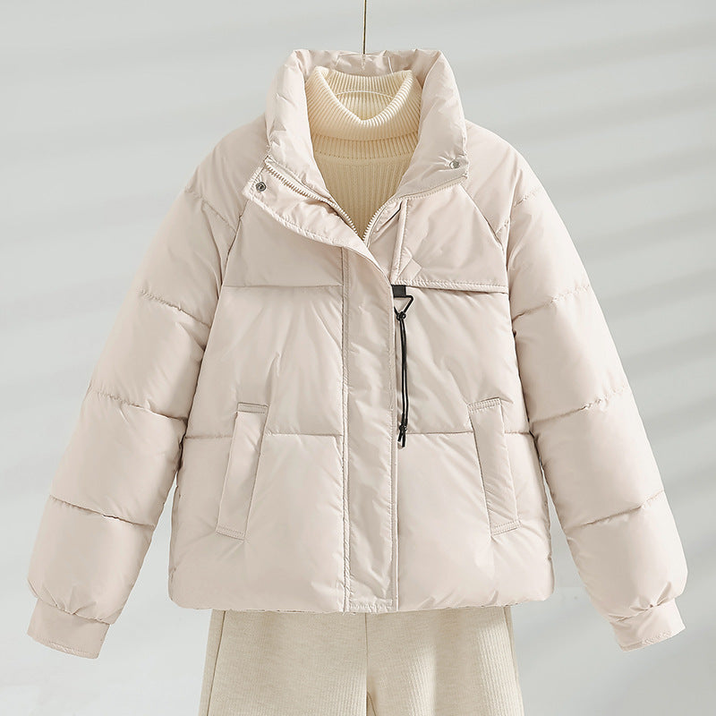Damen kurze wattierte Boxy-Jacke mit hohem Stehkragen, Kordelbrustzug und schrägen Pattentaschen – Célinea