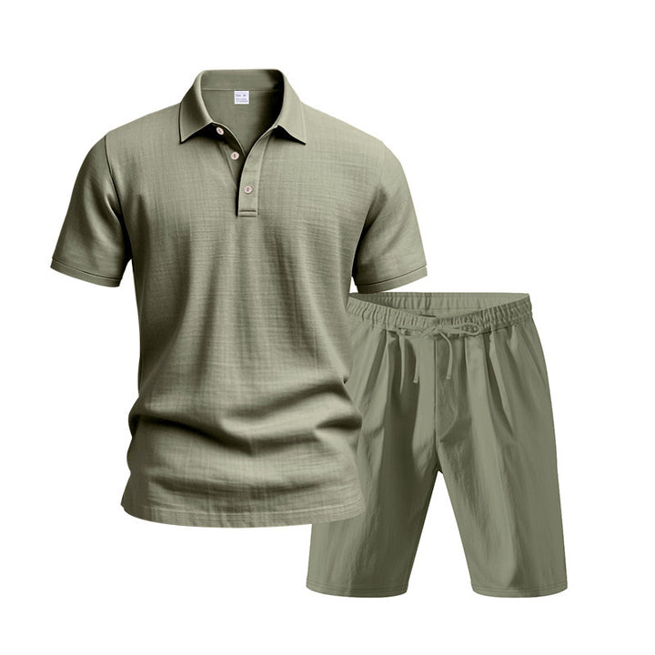 Herren Freizeit-Outfit mit Polohemd und kurzen Hosen Echoarchiv