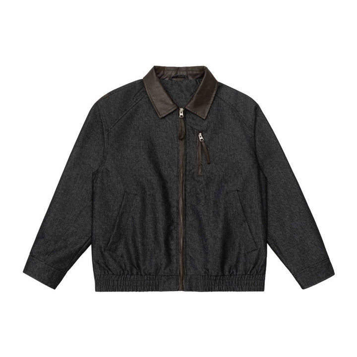 Herren Kurzblouson im Boxy-Cut aus Woll-Denimmix mit lederbesetztem Kragen und vertikaler Reißverschluss-Brusttasche Echoarchiv