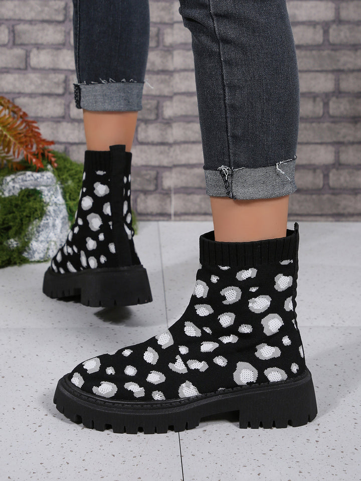 Damen Strick-Sockenboots mit geometrischer Stepp-Optik und klobiger Lug-Sohle Echoarchiv