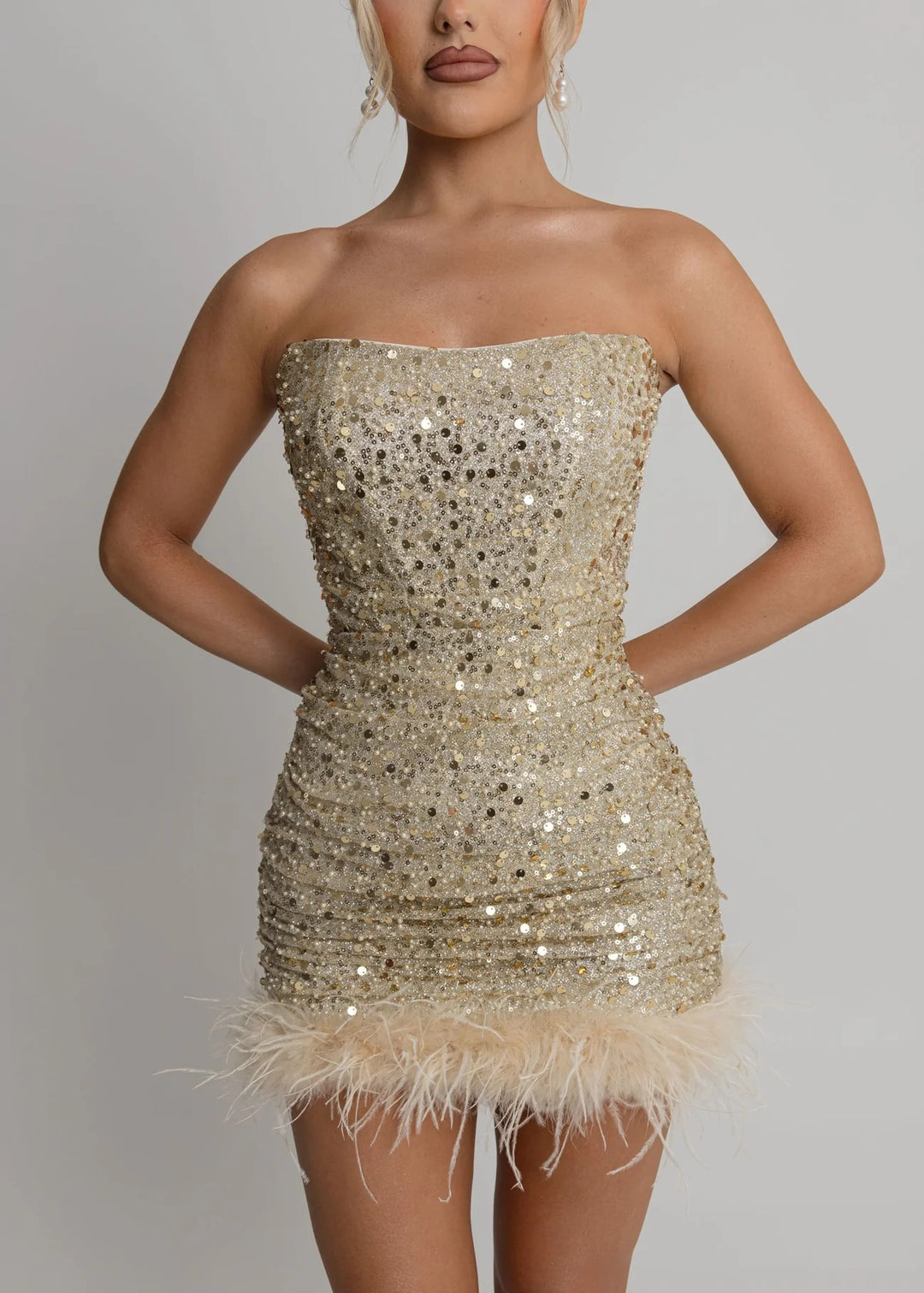 Damen Glamouröses Cocktailkleid mit Pailletten und Federkragen Echo Archiv