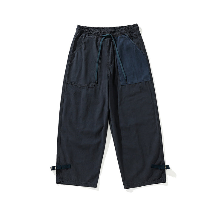 Herren weite Cropped Cargo‑Hose mit elastischem Tunnelzugbund, aufgesetzten Taschen und verstellbaren Knöchelriemen Echoarchiv