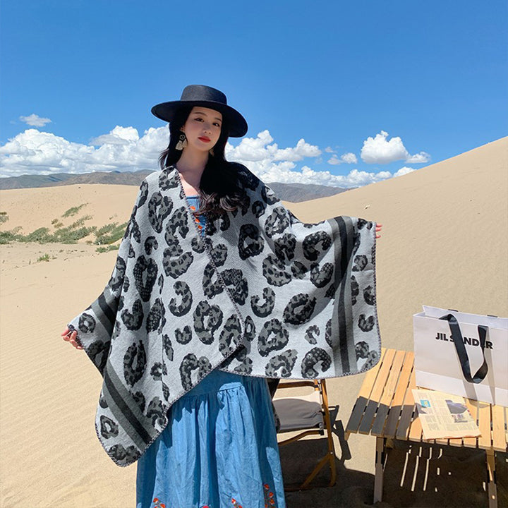 Damen Oversize‑Poncho im Strick‑Wollmix mit Leo‑Jacquard und V‑Ausschnitt Echo Archiv