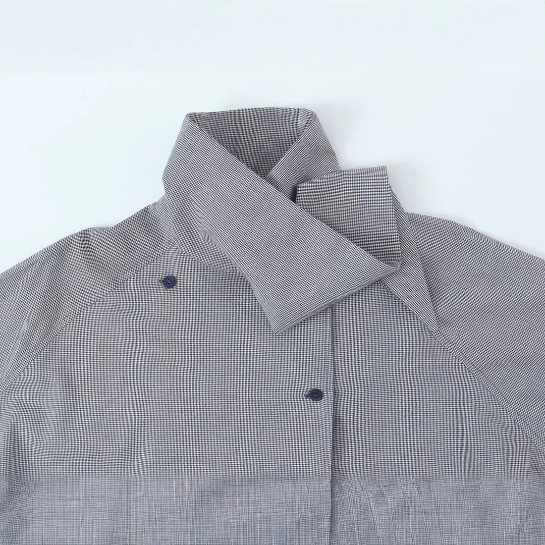 Damen Oversize-Bluse mit hohem Schalkragen und asymmetrischer Knopfleiste Echoarchiv