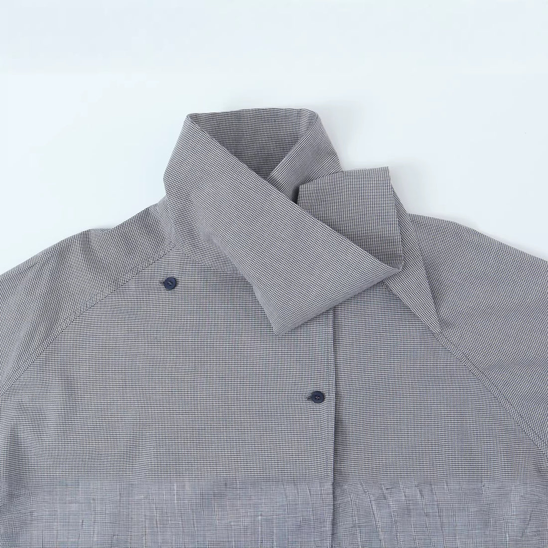 Damen Oversize-Bluse mit hohem Schalkragen und asymmetrischer Knopfleiste Echoarchiv