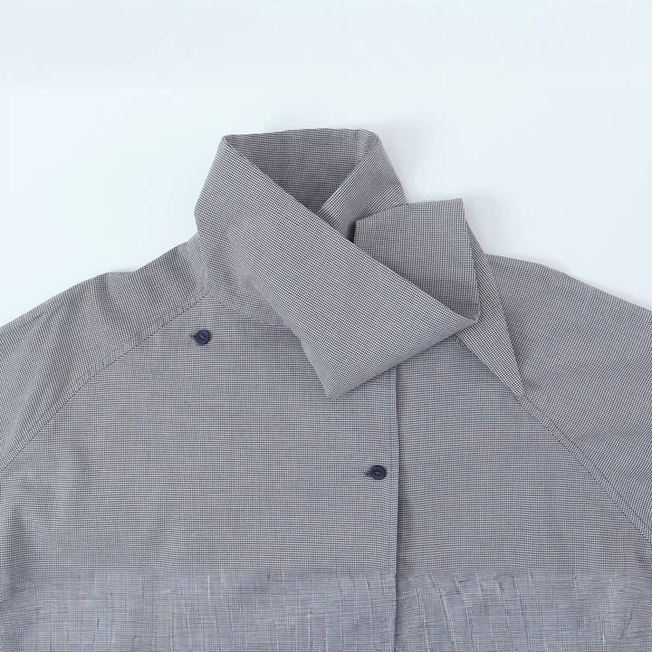 Damen Oversize-Bluse mit hohem Schalkragen und asymmetrischer Knopfleiste Echoarchiv