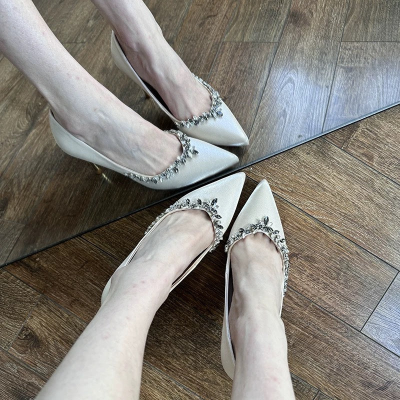 Damen Luxuriöse Lackpumps mit spitzem Zehenbereich und Strassbesatz Stiletto-Absatz – Lioré