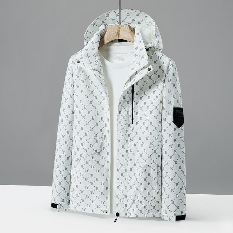 Herren leichte wasserabweisende Kapuzenjacke mit Allover‑Logomuster, winddichter Shell und praktischen Taschen Echoarchiv