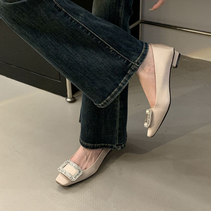 Damen Satin-Ballerinas mit quadratischer Zehenpartie und strassbesetzter Schmuckschließe – Lioré