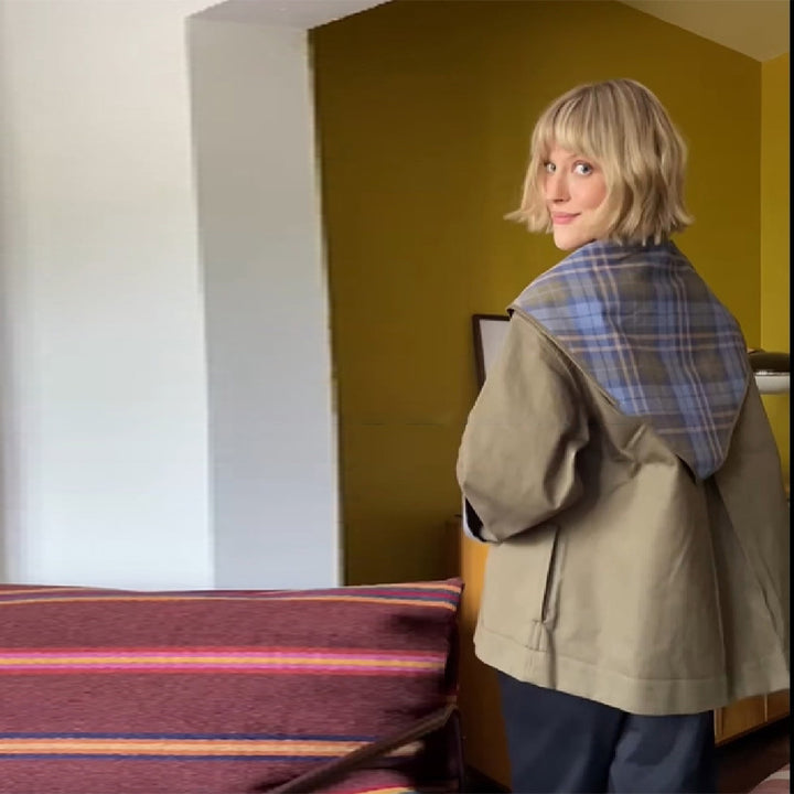 Damen Kurzjacke mit Karo-Kragen, Bindeschal und Monogramm-Tasche Echo Archiv