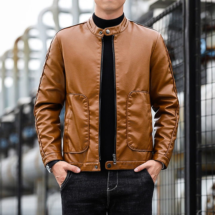 Herren Slim-Fit Kunstlederjacke im Bikerblouson-Stil mit Stehkragen und aufgesetzten Rundtaschen Echo Archiv