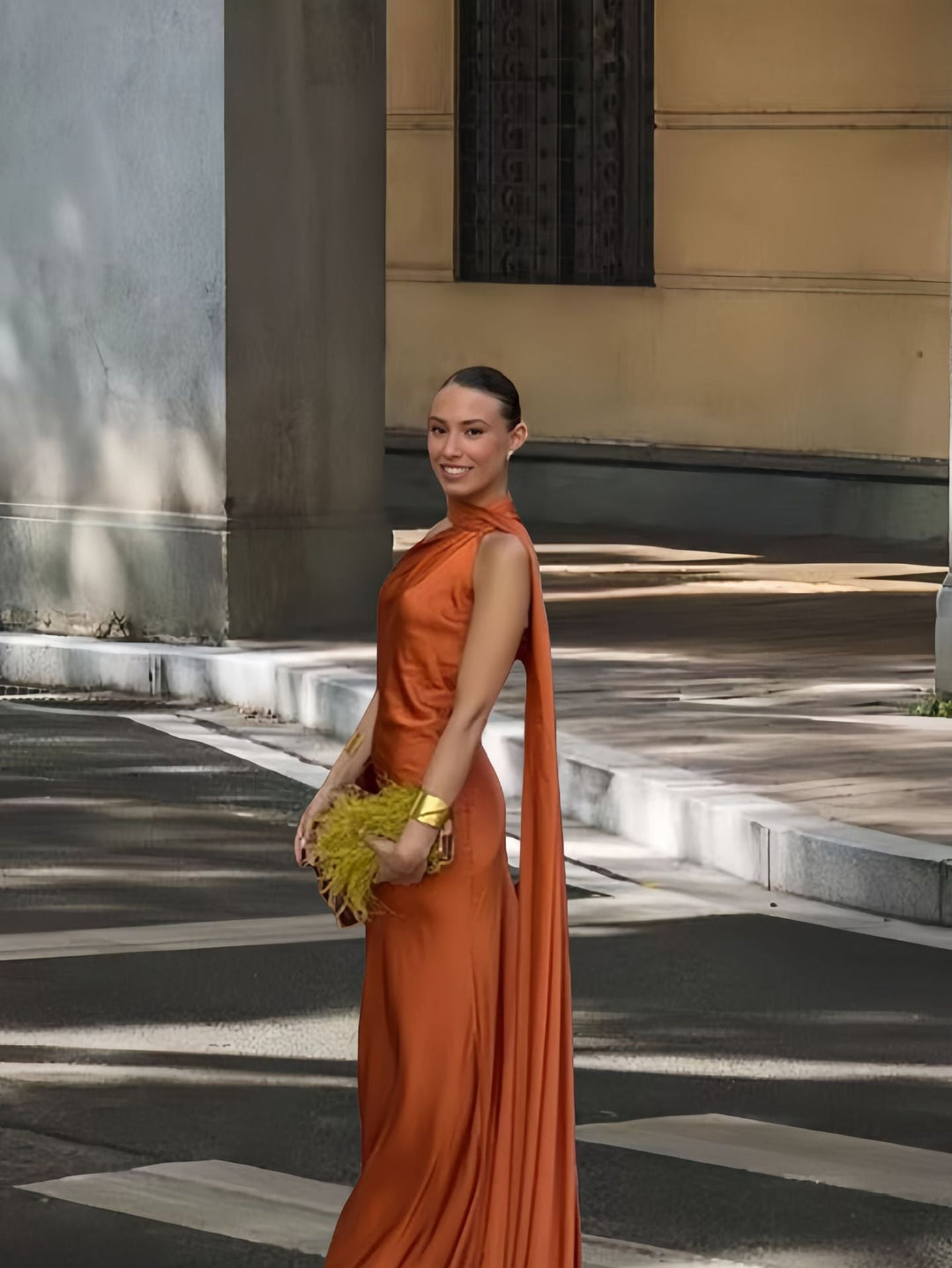 Damen Elegantes und fließendes Abendkleid mit asymmetrischem Ausschnitt Echoarchiv