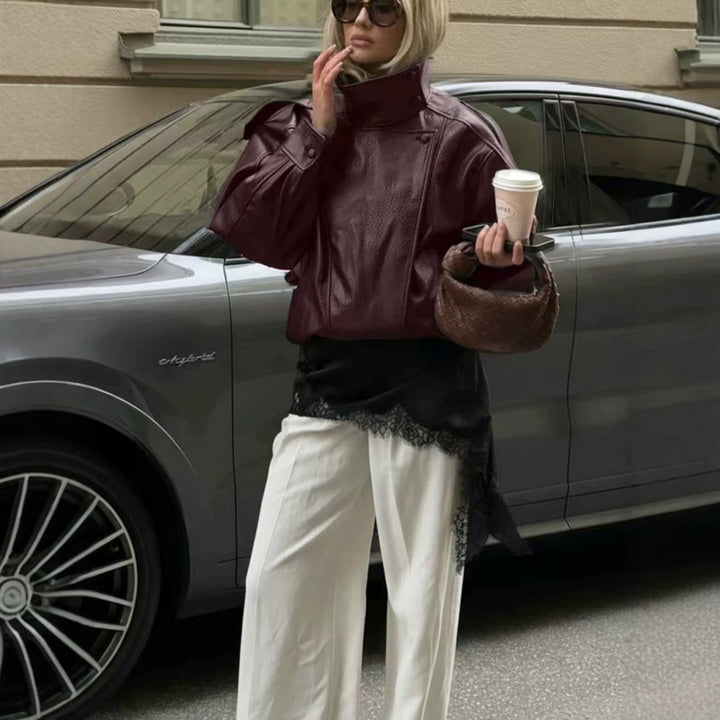 Damen Kurz geschnittener Lederblouson mit hohem Stehkragen, kastiger Silhouette und voluminösen Ärmeln Echo Archiv