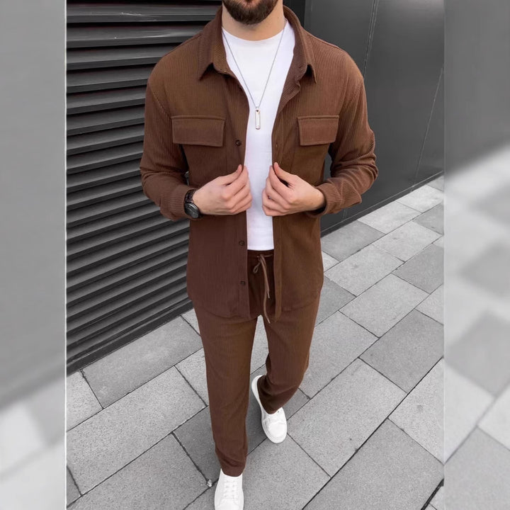 Herren modische Freizeithose mit passendem Hemd Echoarchiv