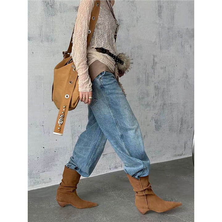 Damen Schlupf‑Veloursstiefel mit Ziernaht, V‑Schaftrand und sculpted Kitten‑Absatz – Lioré