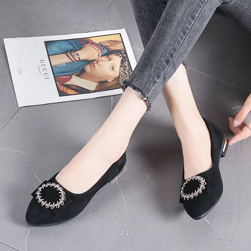 Damen nan elegante Veloursoptik-Ballerinas mit dekorativer Schmuckbrosche und kleinem Blockabsatz Echo Archiv