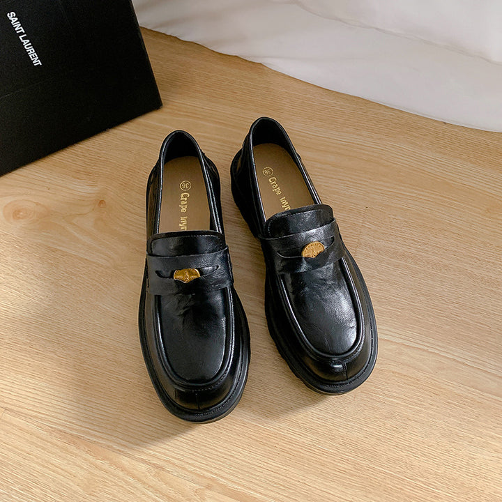 Damen Chunky Pennyloafer mit profilierter Plateau‑Lug‑Sohle und goldener Zierapplikation Echo Archiv