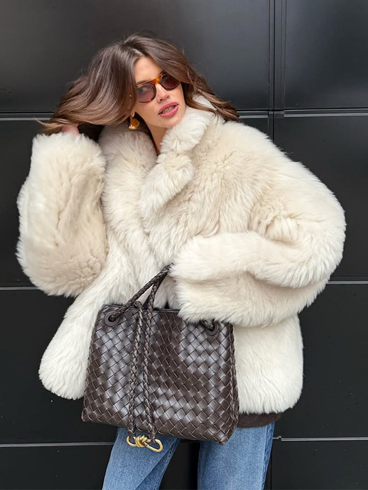 Damen Kurzmantel aus voluminösem Faux‑Fur mit gerundetem Schalkragen und kastiger Silhouette Echoarchiv