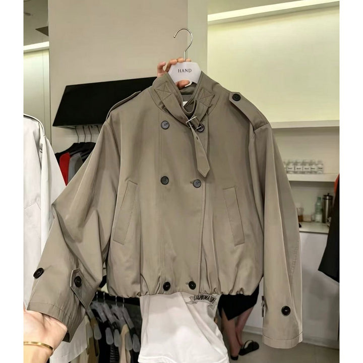 Damen Kurze Blouson‑Trenchjacke mit Stehkragen, doppelreihiger Knopfleiste und Gummizugsaum Echoarchiv