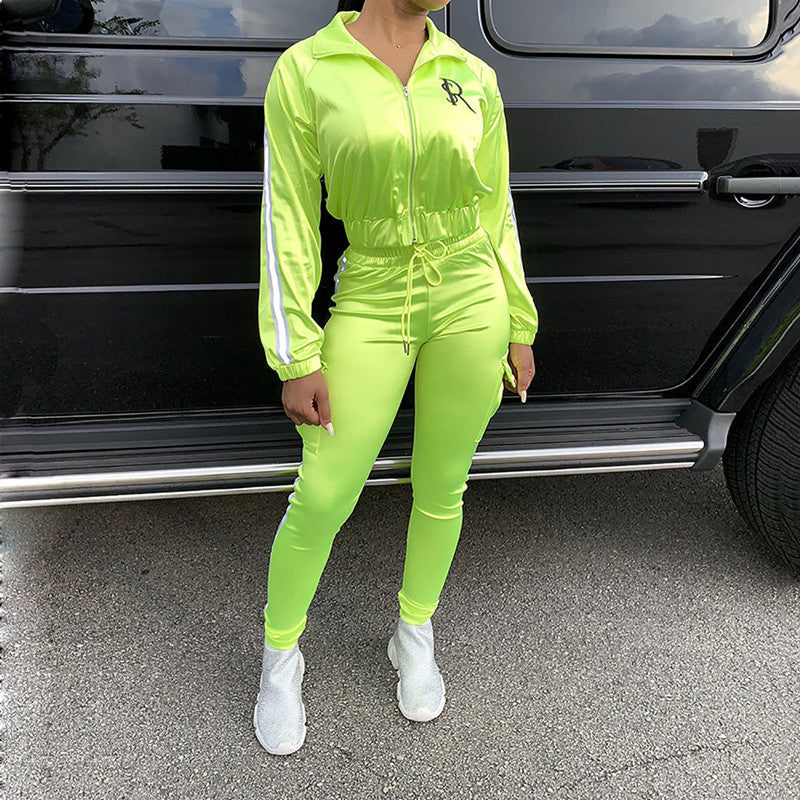 Damen Satin-Jogginganzug-Set mit Reißverschlussjacke, Seitenstreifen und Cargo-Taschen – Élanora