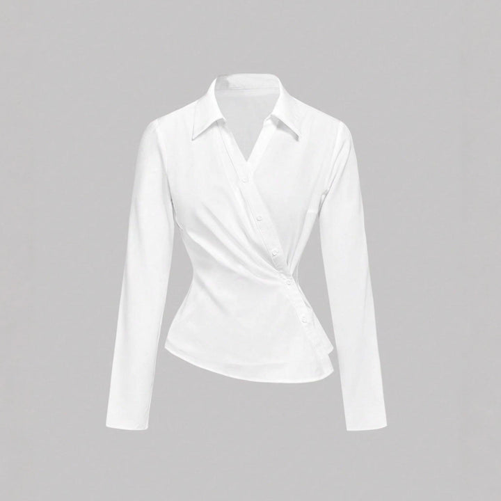 Damen Wickelbluse mit taillierter Drapierung und asymmetrischer Knopfleiste – Avérine