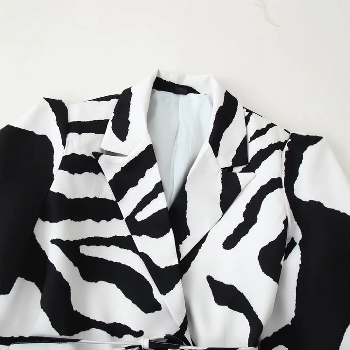 Damen Blazer mit Zebra-Print, tailliertem Bindegürtel und Cut-Out-Schultern Echo Archiv