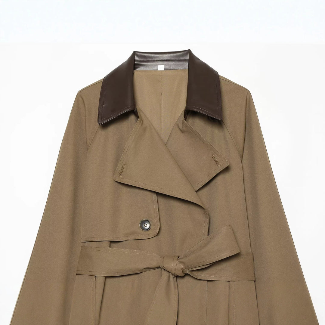 Damen kurz geschnittener Trenchcoat mit kontrastierendem Lederkragen und Taillengürtel Echo Archiv
