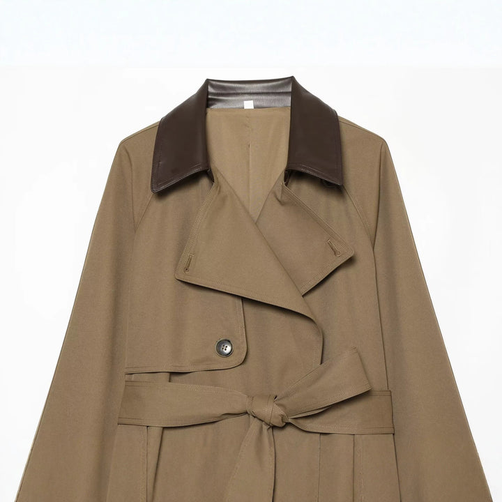 Damen kurz geschnittener Trenchcoat mit kontrastierendem Lederkragen und Taillengürtel Echo Archiv