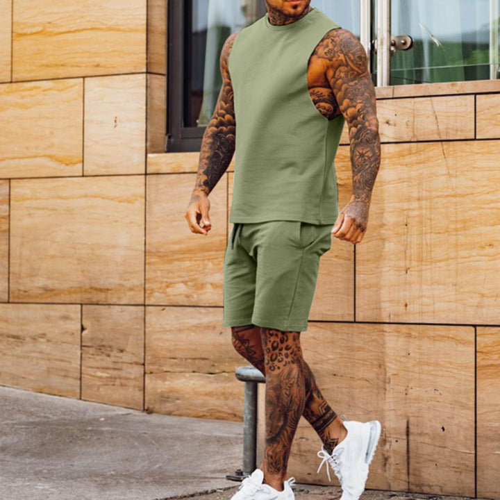 Herren sportliches Training Outfit mit ärmellosem Oberteil und Shorts Echoarchiv