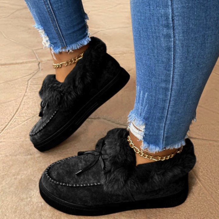 Damen Kuschel‑Mokassin‑Slipper mit hochfloriger Fellmanschette, dekorativer Steppnaht und leichtem Plateau‑Sohlenprofil Echo Archiv