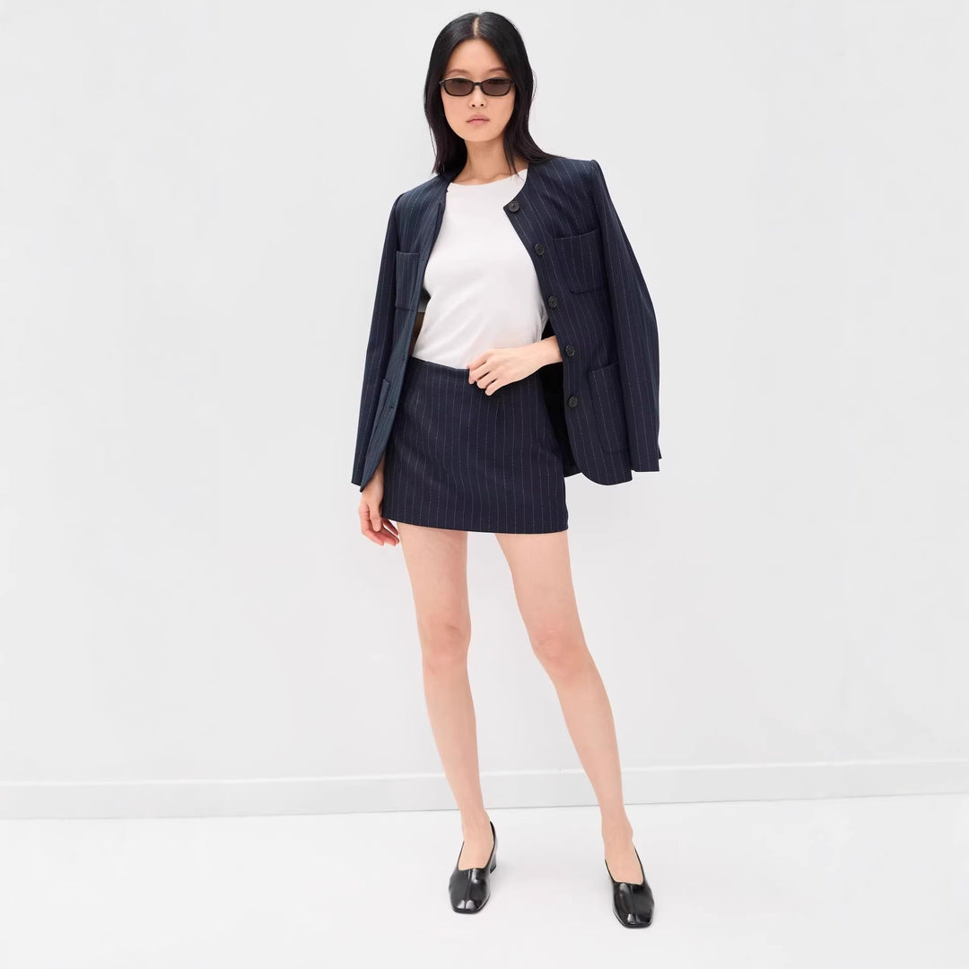 Damen Zweiteiliges Nadelstreifen-Tailoring-Set mit kragenlosem Blazer und hochgeschnittenem Minirock Echoarchiv