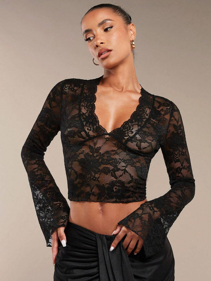 Damen nan transparente Spitzenbluse mit V-Ausschnitt, tailliert und Trompetenärmeln Echo Archiv