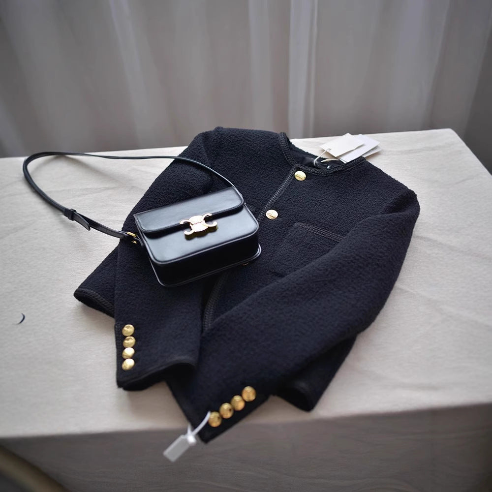 Damen Modische Boucléjacke mit goldenen Knöpfen Echoarchiv
