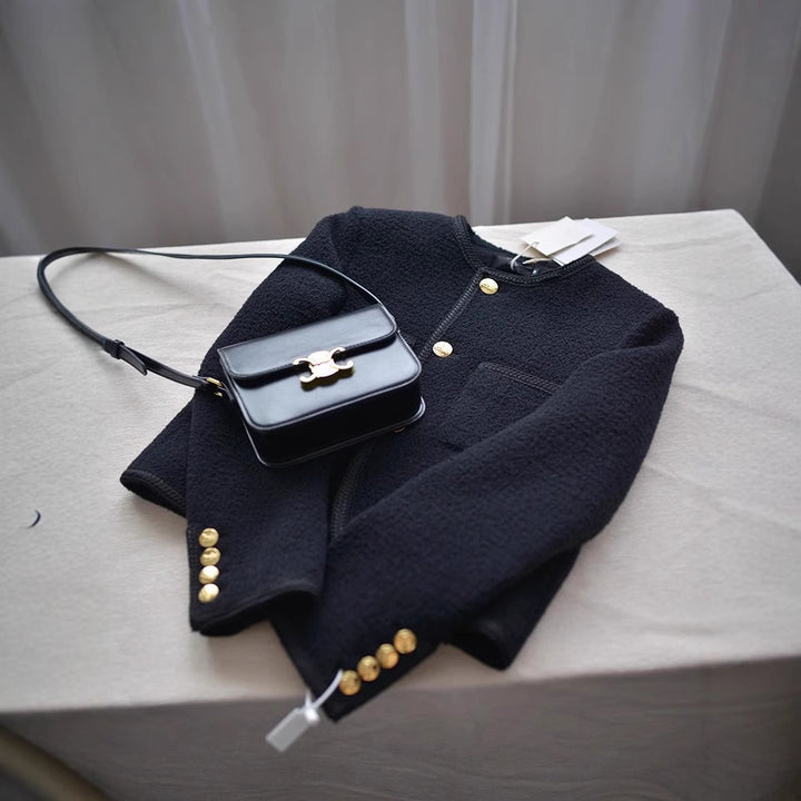 Damen Modische Boucléjacke mit goldenen Knöpfen Echoarchiv