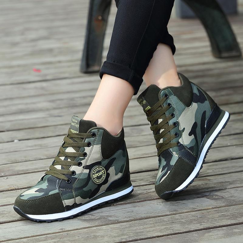 Damen nan mittelhoher Keil-Laufsneaker im Materialmix mit verdecktem Innenkeil, gepolstertem Knöchelkragen und griffiger Profilsohle Echo Archiv