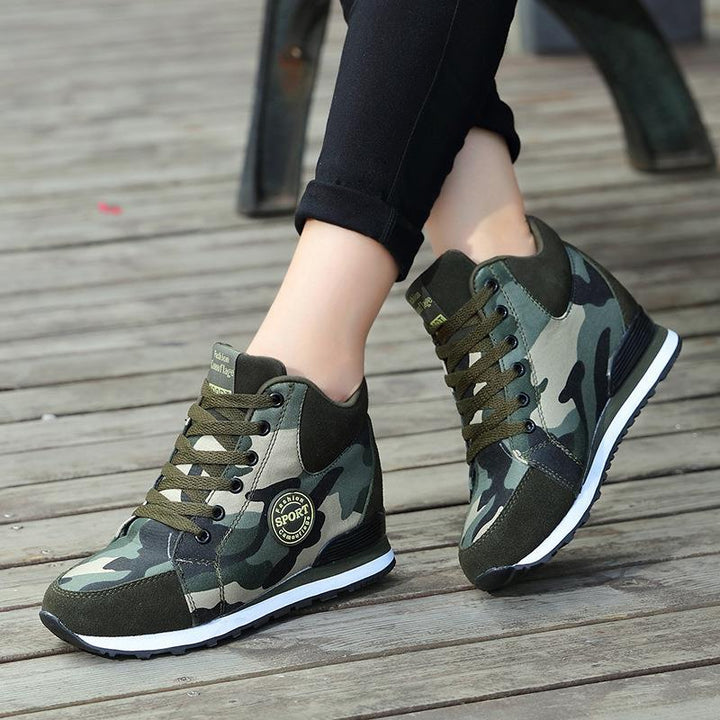 Damen nan mittelhoher Keil-Laufsneaker im Materialmix mit verdecktem Innenkeil, gepolstertem Knöchelkragen und griffiger Profilsohle Echo Archiv