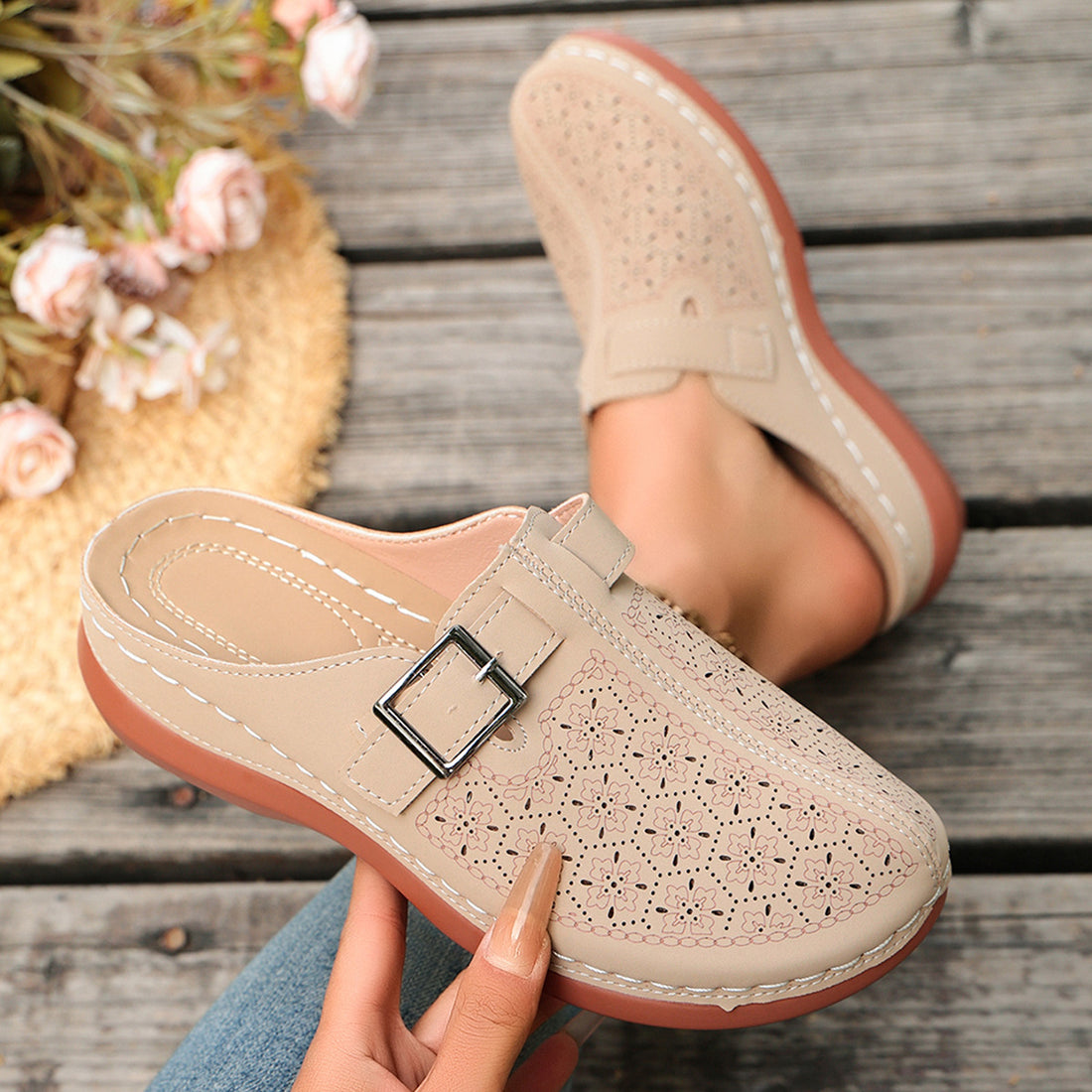 Damen Komfort-Mule mit verstellbarem Schnallenriemen und ornamentaler Lochprägung – Lioré